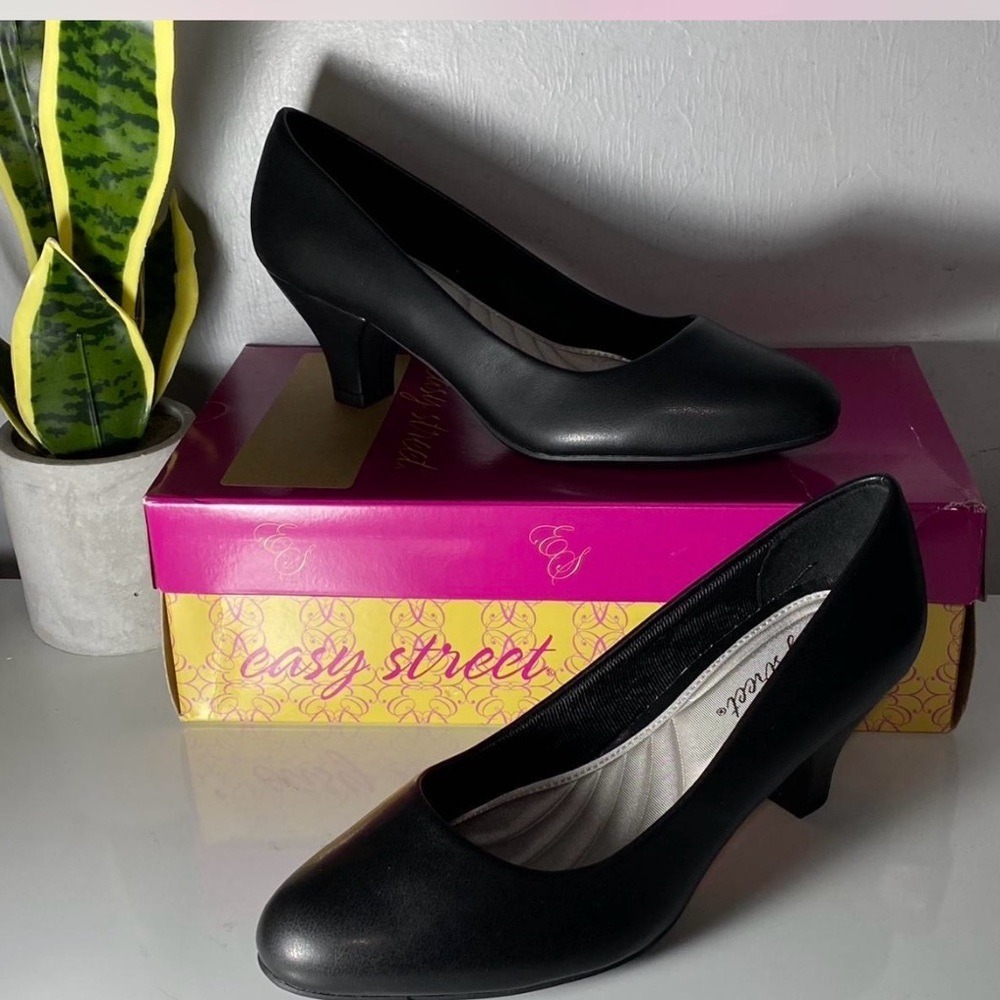 Easy‎ Street Women's Classic Black Heels Size 7.5WW